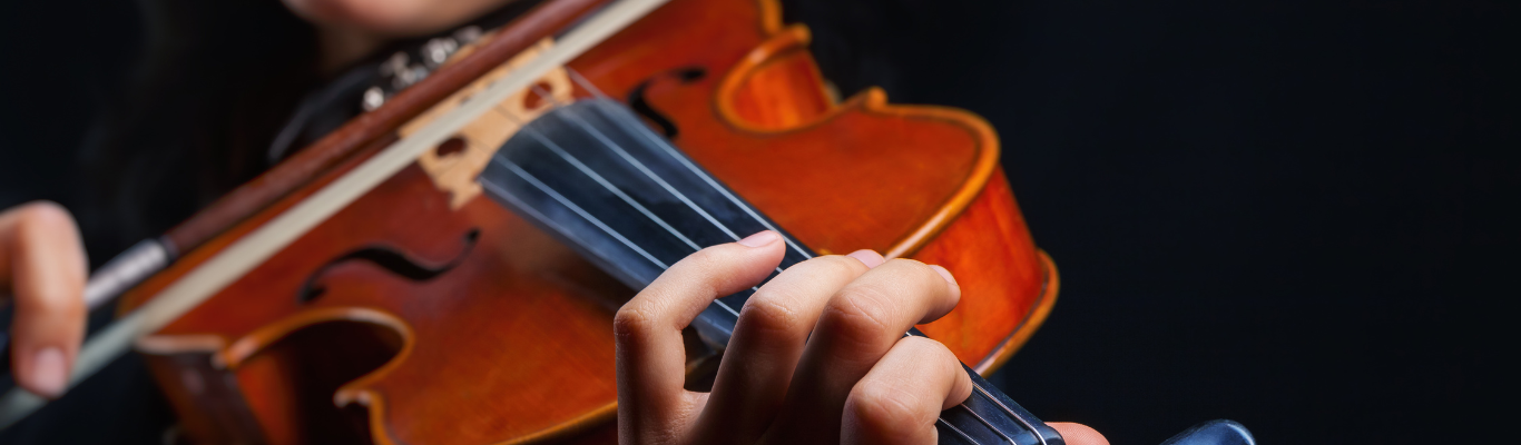 Primo piano di mani che suonano un violino