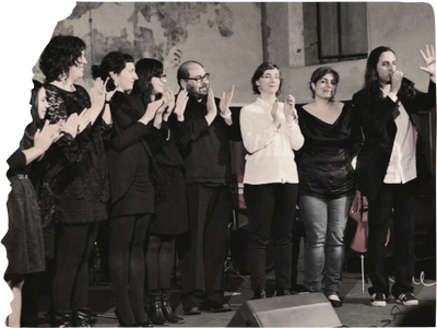 Gruppo di persone che applaudono dopo concerto nella città di Crema